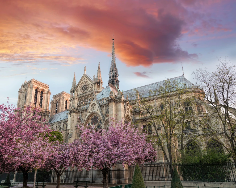 Our Lady in the background from the quays of Seine. Photo chosen by monsieurdefrance.Com: samot via depositphotos