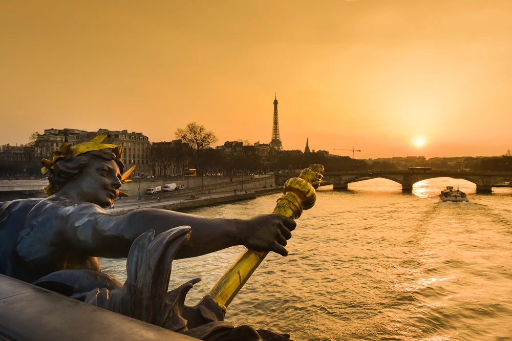 Une des nymphes de la Seine représentées côté Alma par Georges Recipon. Photo choisie par Monsieurdefrance: Freeprod via depositphotos.