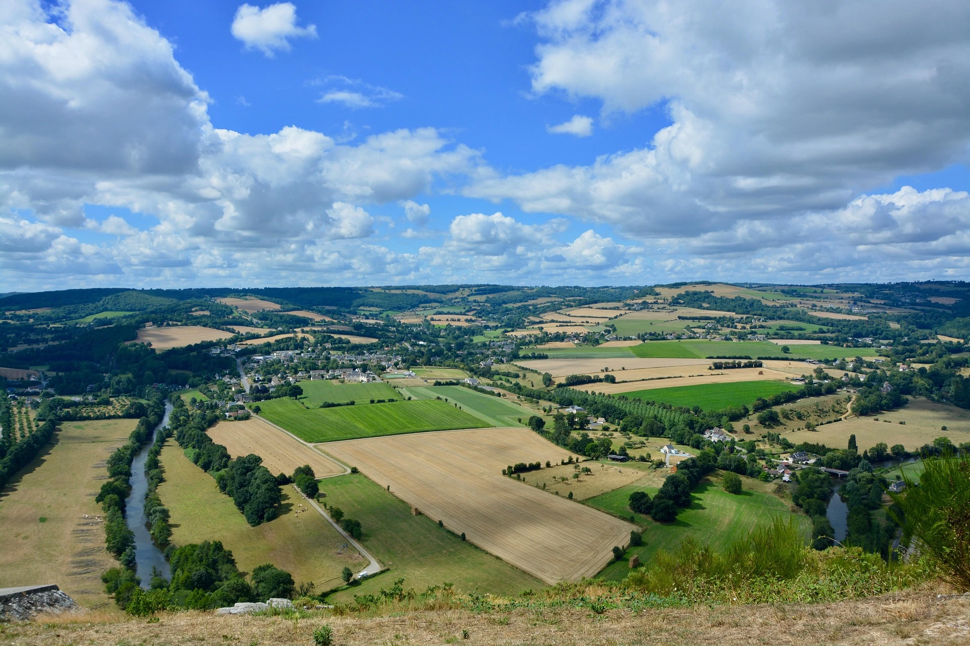 Norman landscape with green meadows and typical hedgerows, photo chosen by monsieurdefrance.com.
