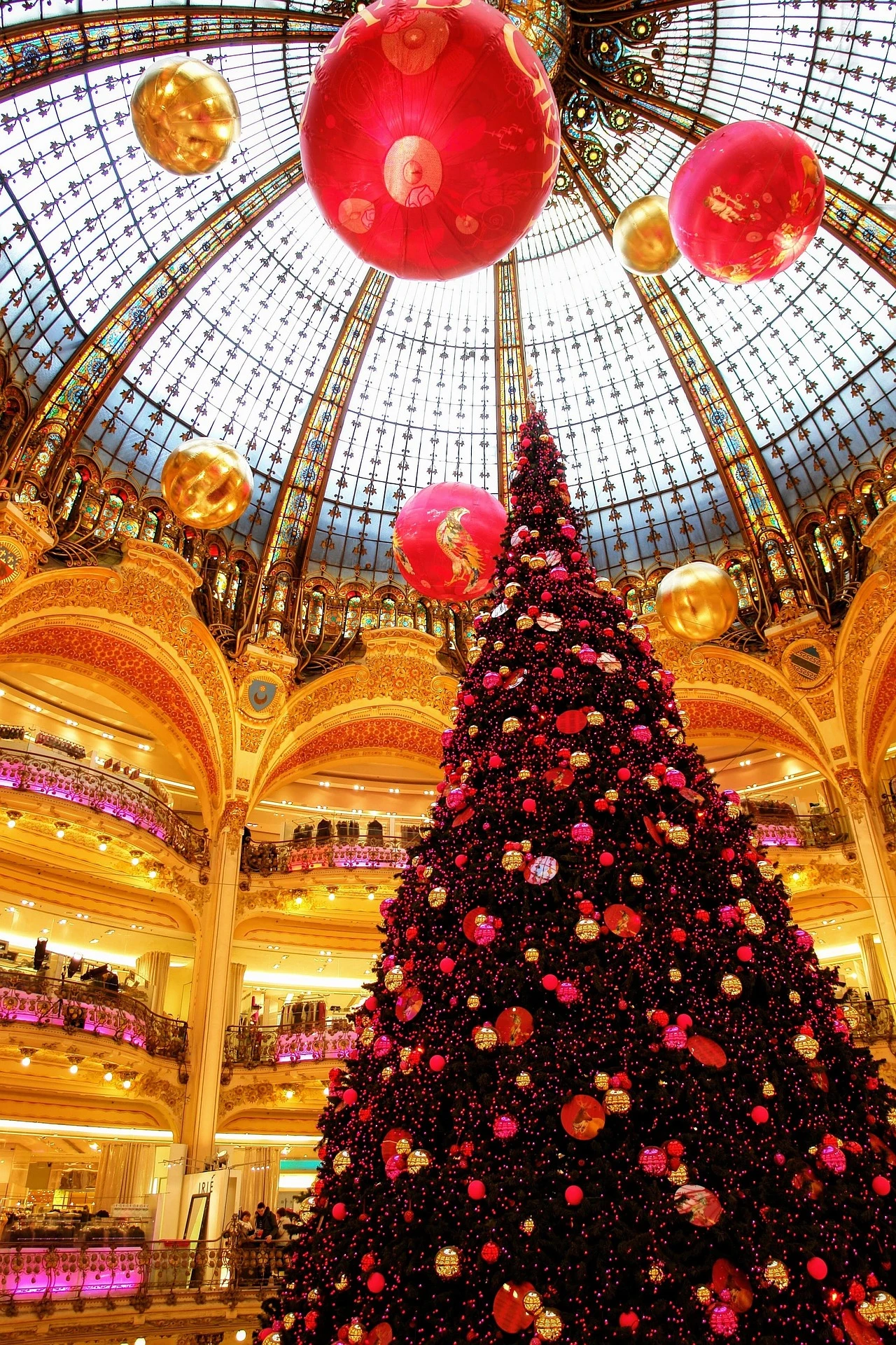 Le sapin des Galeries Lafayette, renouvelé chaque année, illumine la célèbre verrière parisienne et émerveille les visiteurs du monde entier. Image publiée sur monsieurdefrance.com.