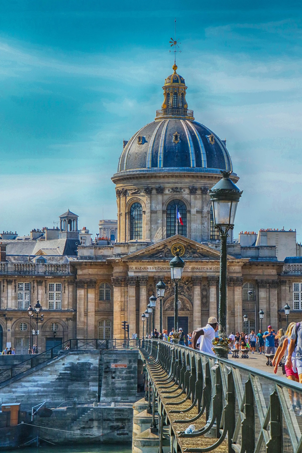 Le pont des Arts à Paris, célèbre passerelle piétonne sur la Seine, lieu de rencontre et symbole du romantisme parisien. Photo publiée sur monsieurdefrance.com.