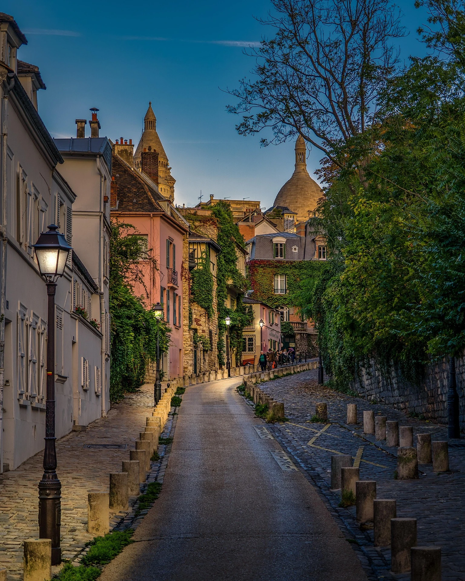 Montmartre secret et délicieusement préservé, ruelles charmantes et ambiance intimiste, image choisie par monsieurdefrance.com.