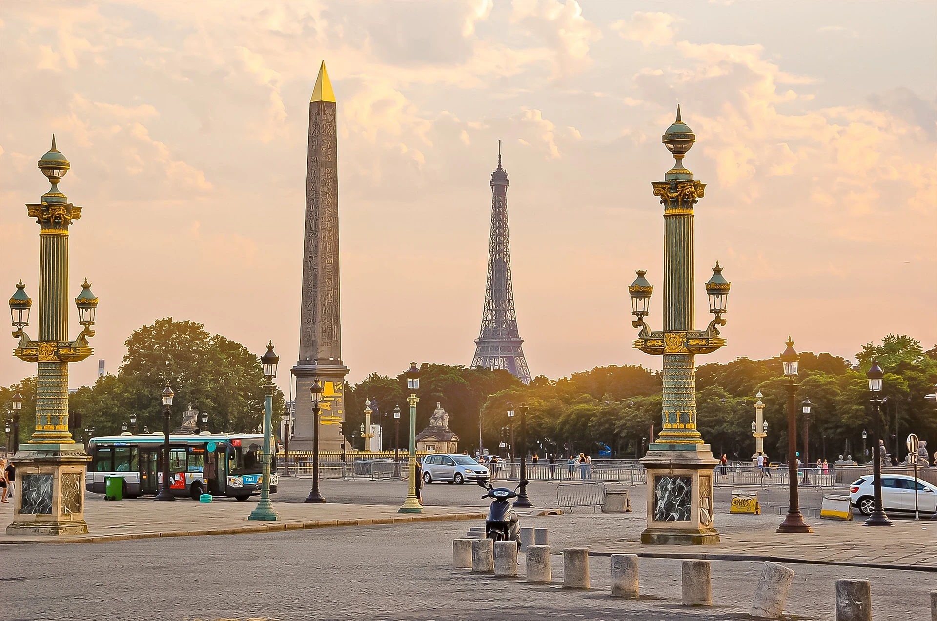 La place de la Concorde à Paris, magnifique et animée, mêle élégance architecturale, fontaines majestueuses et vue imprenable sur la capitale. Photo publiée sur monsieurdefrance.com.