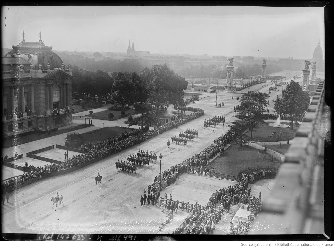 Le défilé du 14 juillet 1930 passe devant le Grand Palais. Source de monsieurdefrance.com : Collection BNF Bibliothèque Nationale de France via Gallica.fr