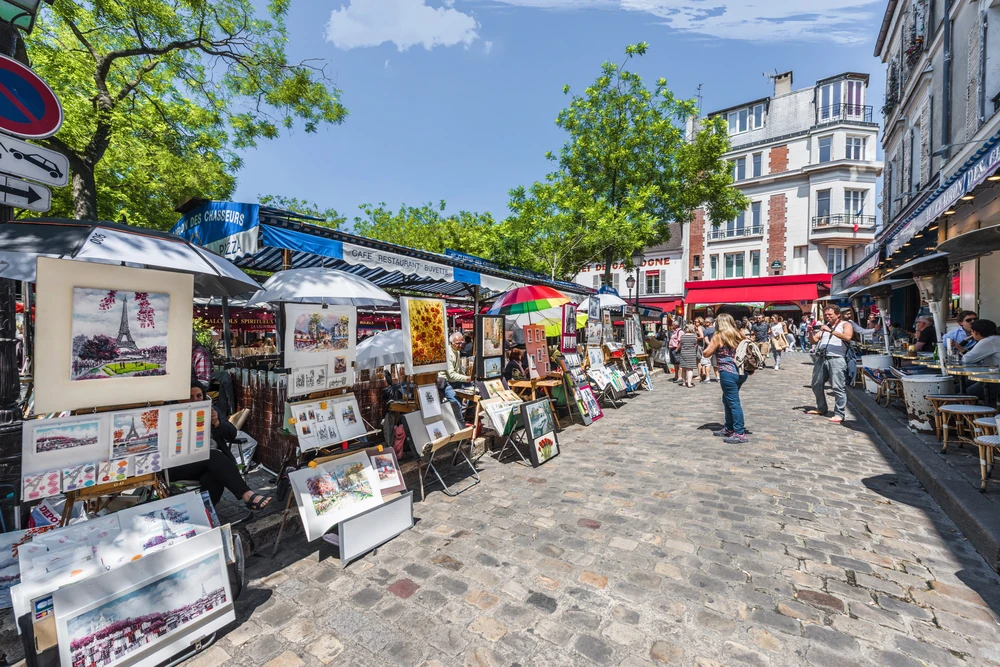 The typical painters of the Place du Tertre / Photo chosen by monsieurdefrance.com: depositphotos