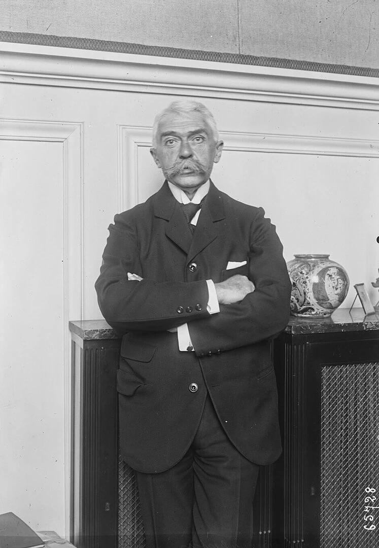 Pierre de Coubertin en 1921. Il est, alors, toujours président du Comité International Olympique. Par Agence Rol — Cette image provient de la bibliothèque en ligne Gallica.