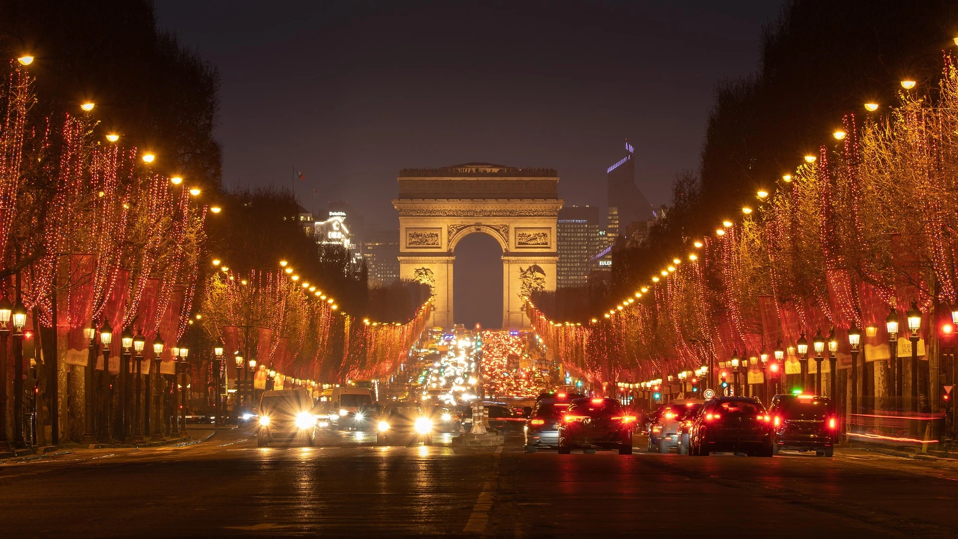 Avenue des Champs-Élysées de nuit à Paris illuminée, perspective vers l’Arc de Triomphe et ambiance nocturne emblématique de la capitale – photo choisie par monsieurdefrance.com