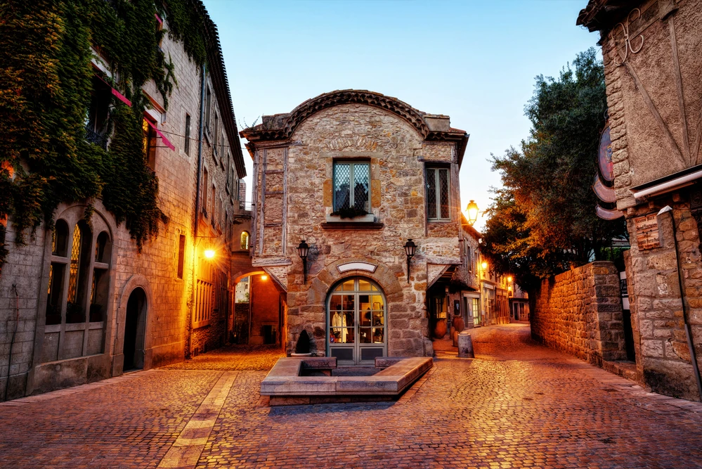 Prenez le temps de parcourir les petites rues, de longer les remparts ... C'est tout le charme de Carcassonne. Photo choisie par monsieurdefrance.com : Weisdergeier via depositphotos.com