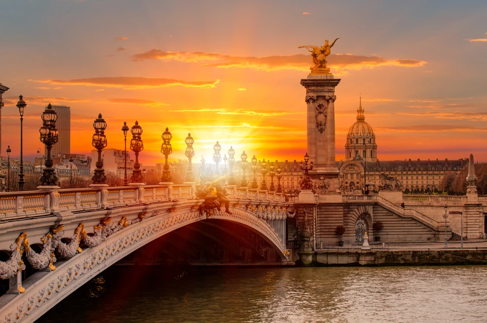 Magnifique pont Alexandre III de Paris. En arrière plan les invalides. Photo choisie par Monsieurdefrance.com : muratart/Shutterstock.com