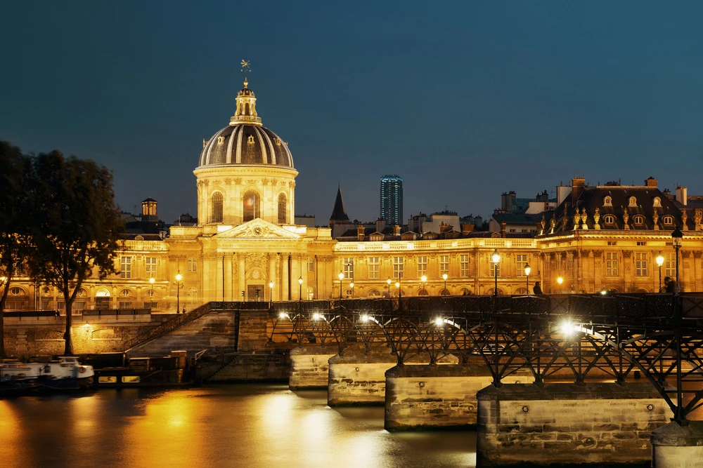 The Pont des arts and the Institut de France / Photo chosen by monsieurdefrance.com: depositphotos.