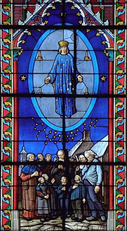 Notre Dame de Pontmain representada en una de las vidrieras de la basílica. Foto elegida por monsieurdefrance.com: FERNANDES Gilbert vía wikicommons.