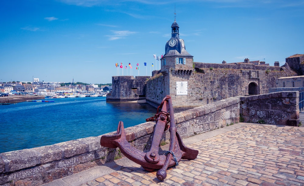 Der befestigte Hafen / Foto ausgewählt von monsieurdefrance.com: studioM via depositphotos.