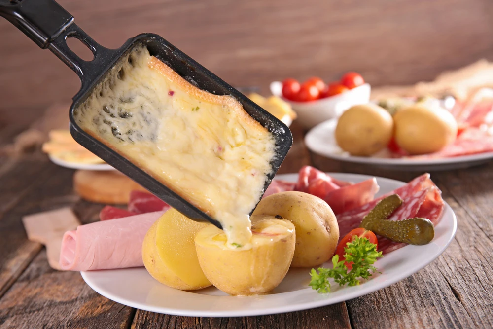 Raclette. Click on the photo for the full recipe / Photo chosen by monsieurdefrance.com : studioM via depositphotos