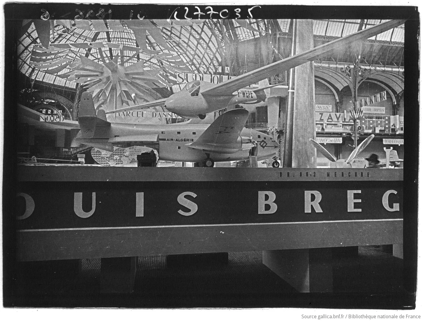L'interieur du Grand Palais lors du 18e salon de l'aéronautique en 1949. Photo choisie par monsieurdefrance : Gallica.fr / Bibliothèque Nationale de France. 