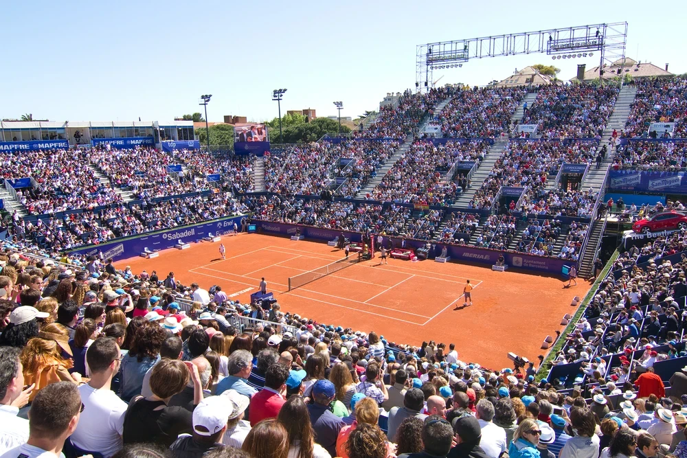 The Roland Garros stadium and its famous clay courts / Photo chosen by monsieurdefrance.com: natursports via depositphotos.