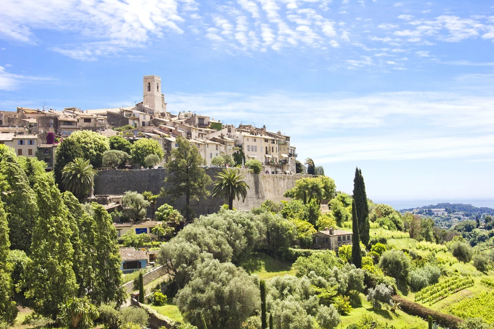 Saint Paul de Vence on its spur dominating the landscape / Photo chosen by monsieurdefrance.com: depositphotos.