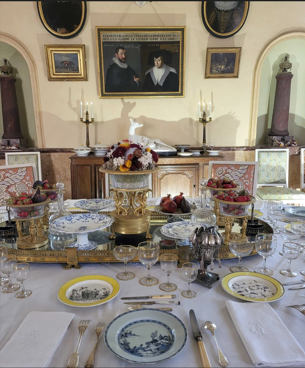 La salle a manger et la table dressée du Château de Carrouges. Détail de la table. Photo choisie par monsieurdefrance.com : Jérôme Prod'homme