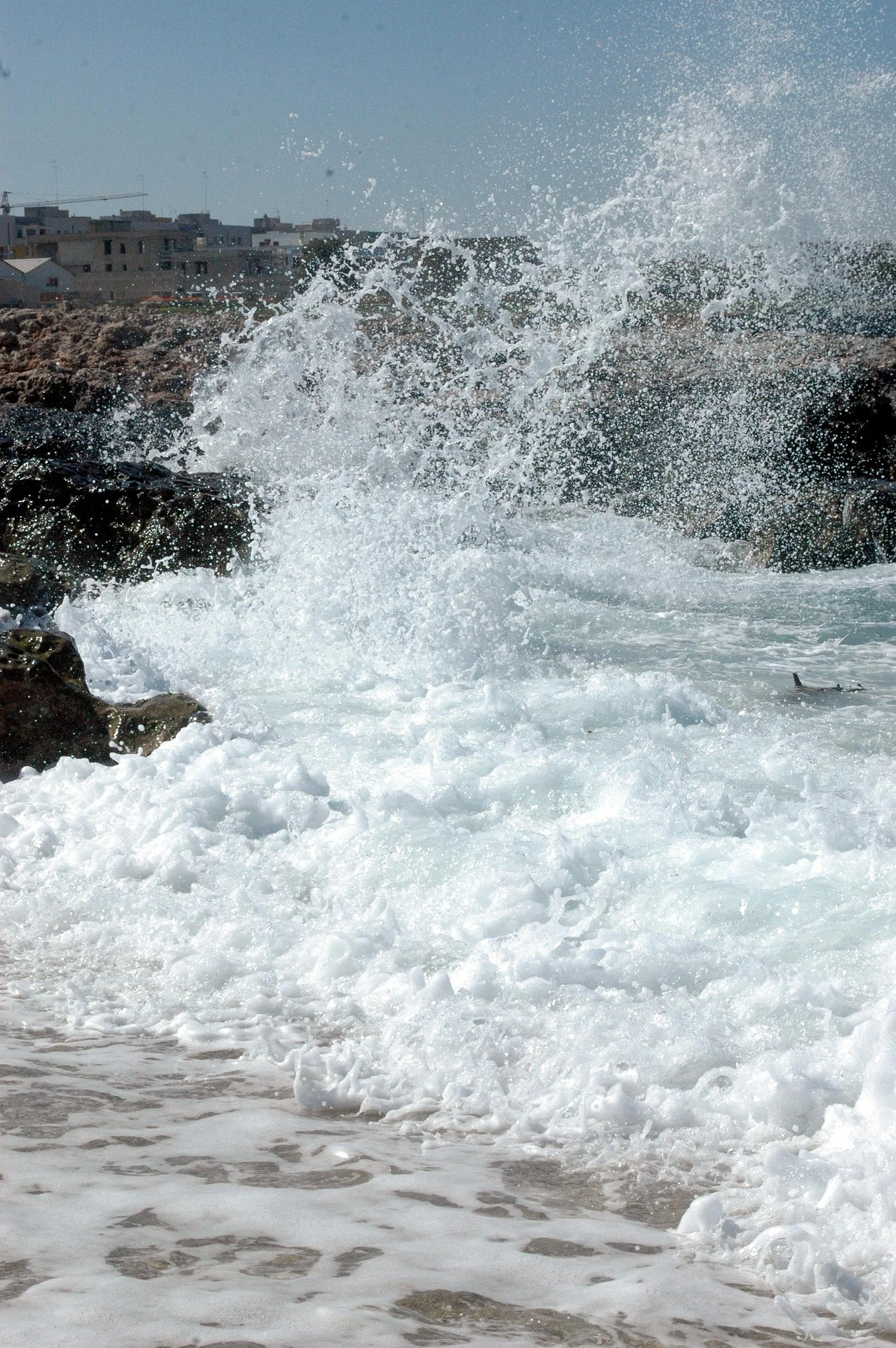 Marée montante en Bretagne : la mer remonte souvent plus vite qu’on ne le croit, vigilance indispensable pour éviter d’être isolé sur un rocher ou coupé du rivage lors d’une balade à marée basse. Photo choisie par monsieur-de-france.com.
