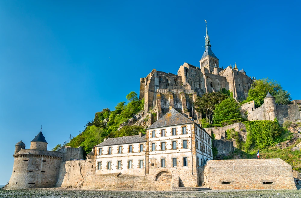 Le Mont Saint Michel est aussi une forteresse (imprenable pour les anglais pendant un siège qui a duré 30 ans). Photo choisie par Monsieurdefrance.fr : Leonid Andronov/Shutterstock.com 
