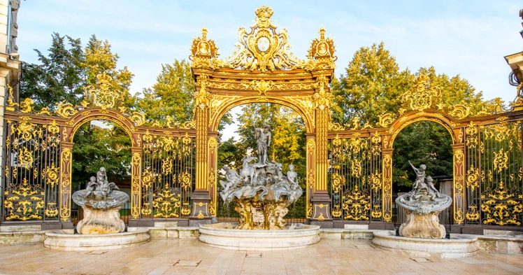 Die Gitter von Jean Lamour und einer der Brunnen auf dem berühmten Place Stanislas in Nancy. Foto ausgewählt von monsieurdefrance.fr : Shutterstock.