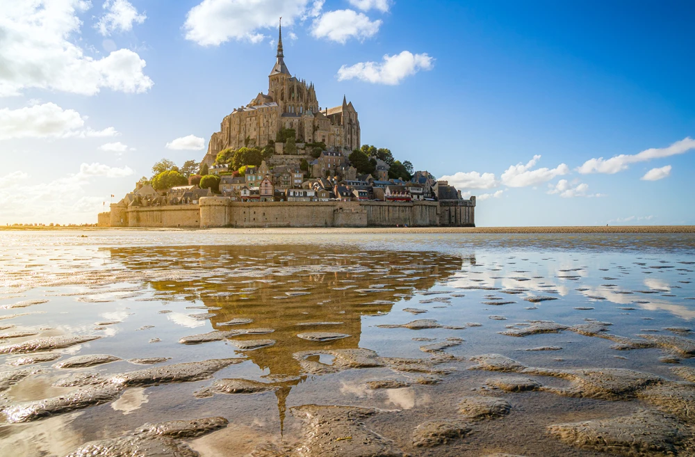 Méfiez vous toujours du sable de la baie du Mont Saint Michel, il a englouti de nombreux imprudents.. Photo choisie par Monsieurdefrance Nyokki/shutterstock  