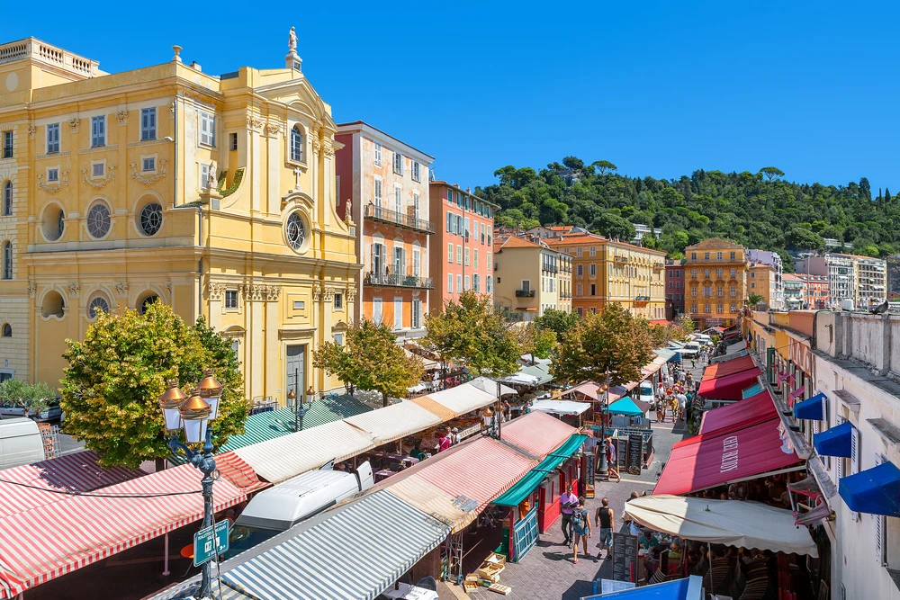 Le Cours Saleya à Nice et son marché / photo par Rostislav Glinsky/Shutterstock.com 