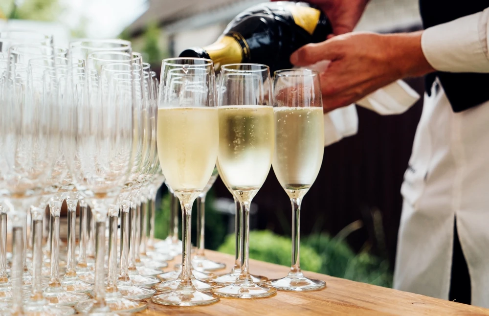 Un bon champagne dans un mariage c'est autre chose... Photo choisie par Monsieurdefrance.fr : Shebeko/Shutterstock.fr