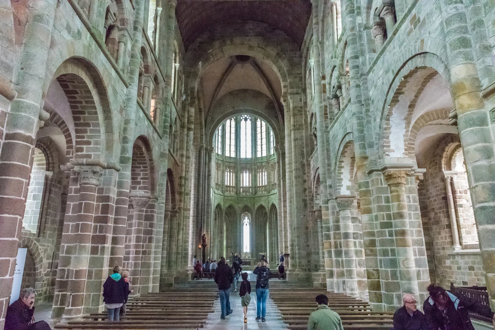 L'intérieur de l'Abbatiale. Les colonnes, sur les côtés, ont 1000 ans. Le choeur, au fond, a été construit au XVe siècle. Photo choisie par Monsieurdefrance.fr : Takashi Images/Shutterstock.com 