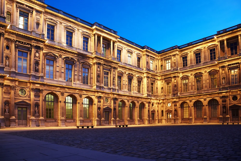 Cour carrée du Louvre Pavel L Photo and Video/Shutterstock.fr