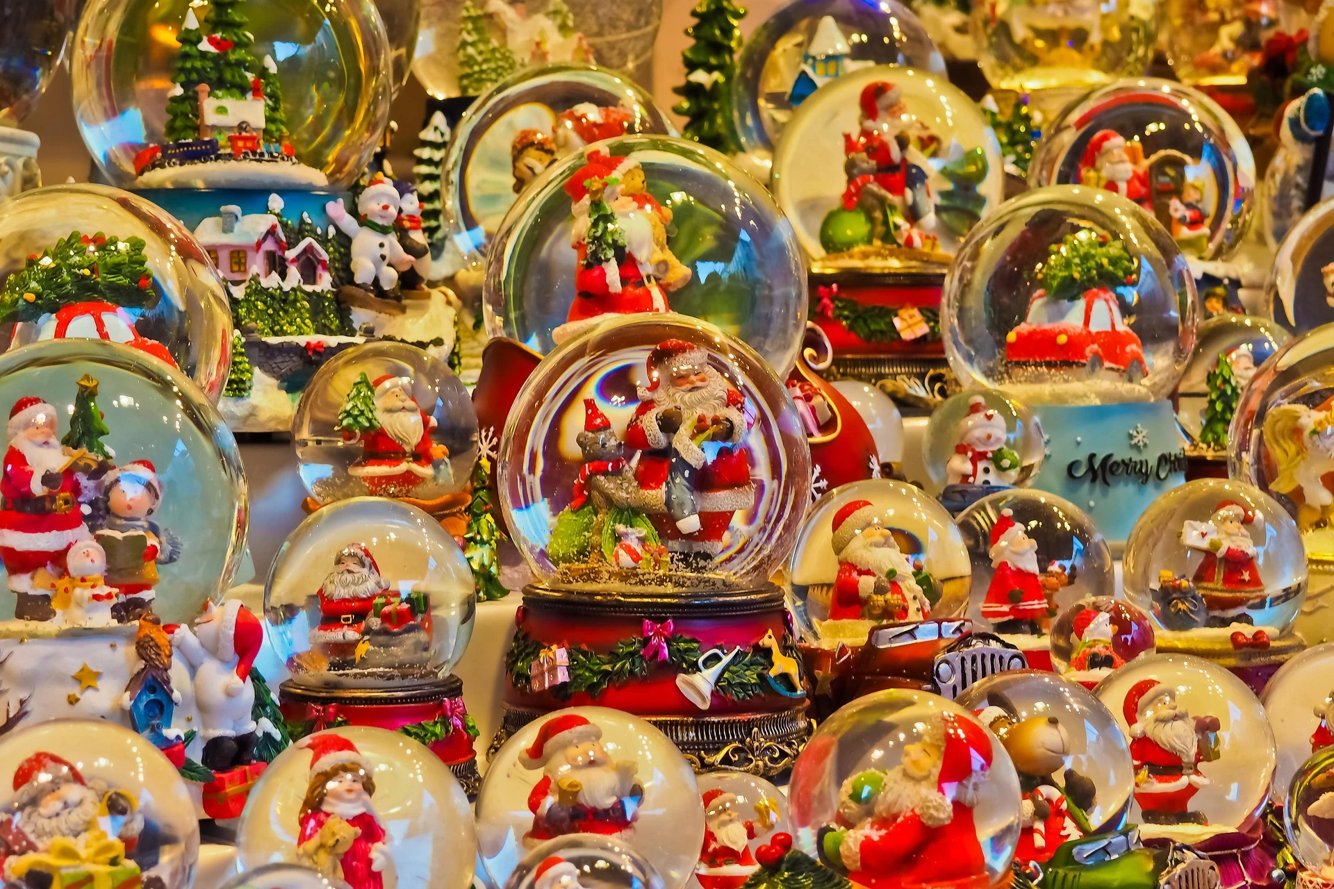 Glinsterende kerstballen op een feestelijke markt, symbolen van de wintermagie en de ambachtelijke tradities van de eindejaarsfeesten.