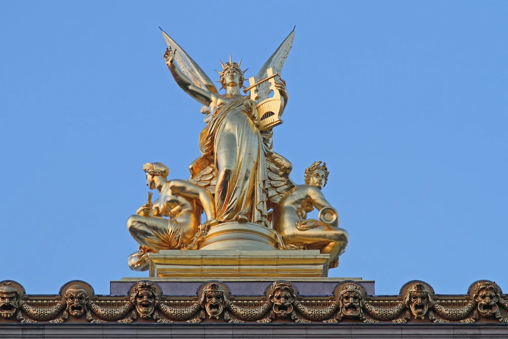 L'un des deux groupes dorés de la façade de l'opéra. Ici l'Harmonie par Charles GUMERY. Photo choisie par monsieurdefrance.com : Baloncici via depositphotos.