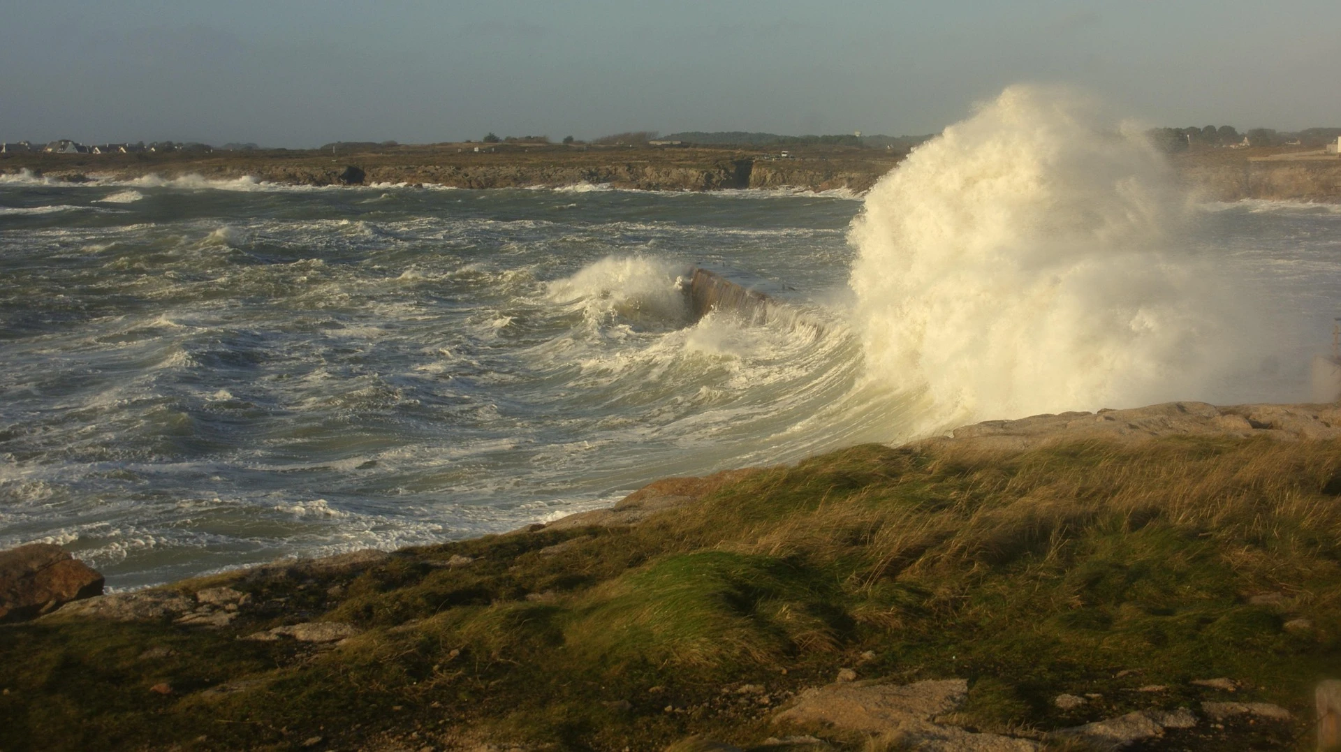 Grande marée et tempête, cocktail détonnant avec une mer déchaînée, vagues puissantes et embruns spectaculaires, image impressionnante des éléments quand les conditions se renforcent. Photo choisie par monsieur-de-france.com : gerard90 de Pixabay.