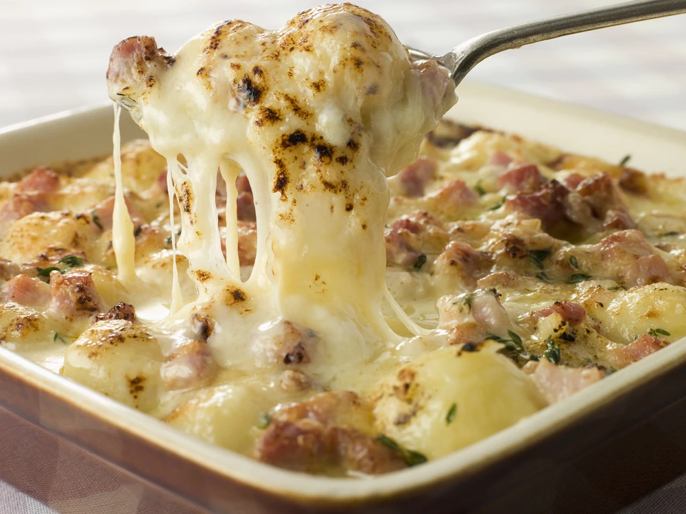 It's creamy and melting, it holds well to the body tartiflette / Photo chosen by monsieurdefrance.com :  Photo chosen by monsieurdefrance via depositphotos : monkeybusiness