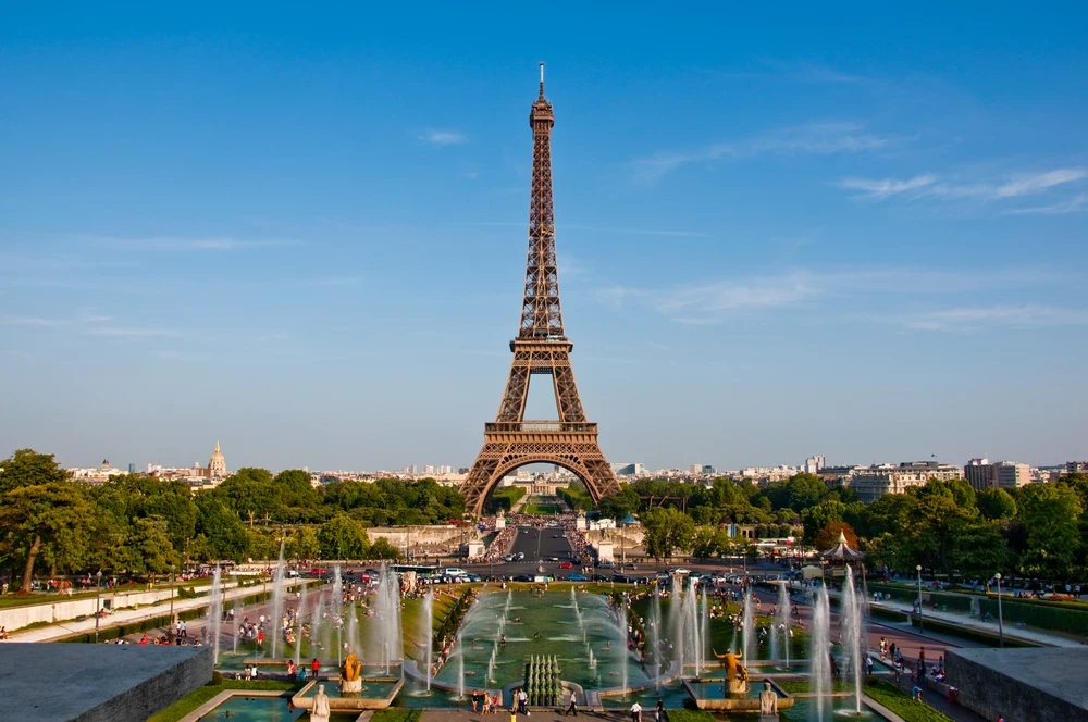 Der Eiffelturm wächst, wenn es heiß ist.Entdecken Sie weitere Anekdoten, indem Sie auf das Foto klicken / Foto ausgewählt von monsieurdefrance.com: phototraveller via Depositphotos.