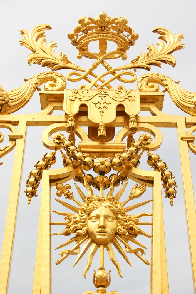 Des dorures avec le soleil, emblème du roi Louis XIV.