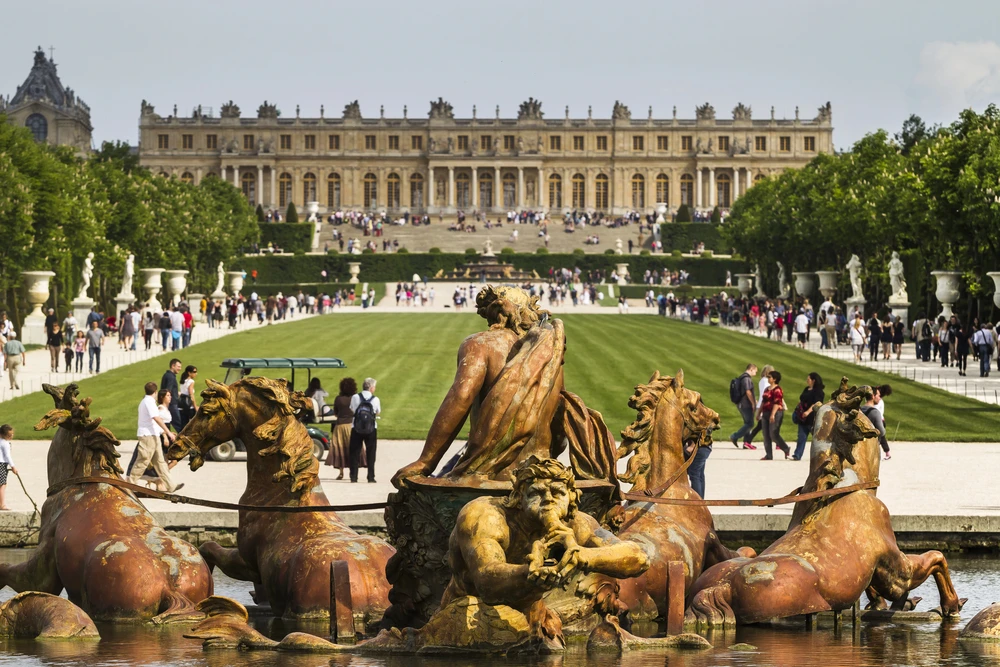 Le château de Versailles vu depuis le parc et le bassin d'Appolon / Photo choisie par monsieurdefrance.com : plmprod via depositphotos