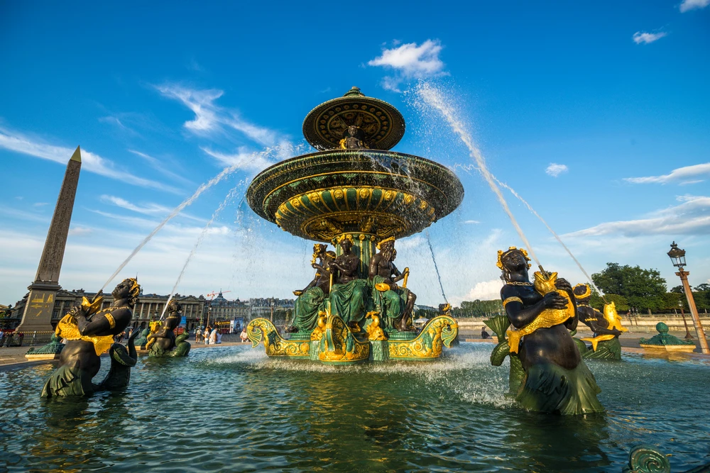 The fountains make, with the obelisk, the stunning beauty of the Place de la Concorde / Photo chosen by Monsieurdefrance.com: gurgenb via dépositphotos