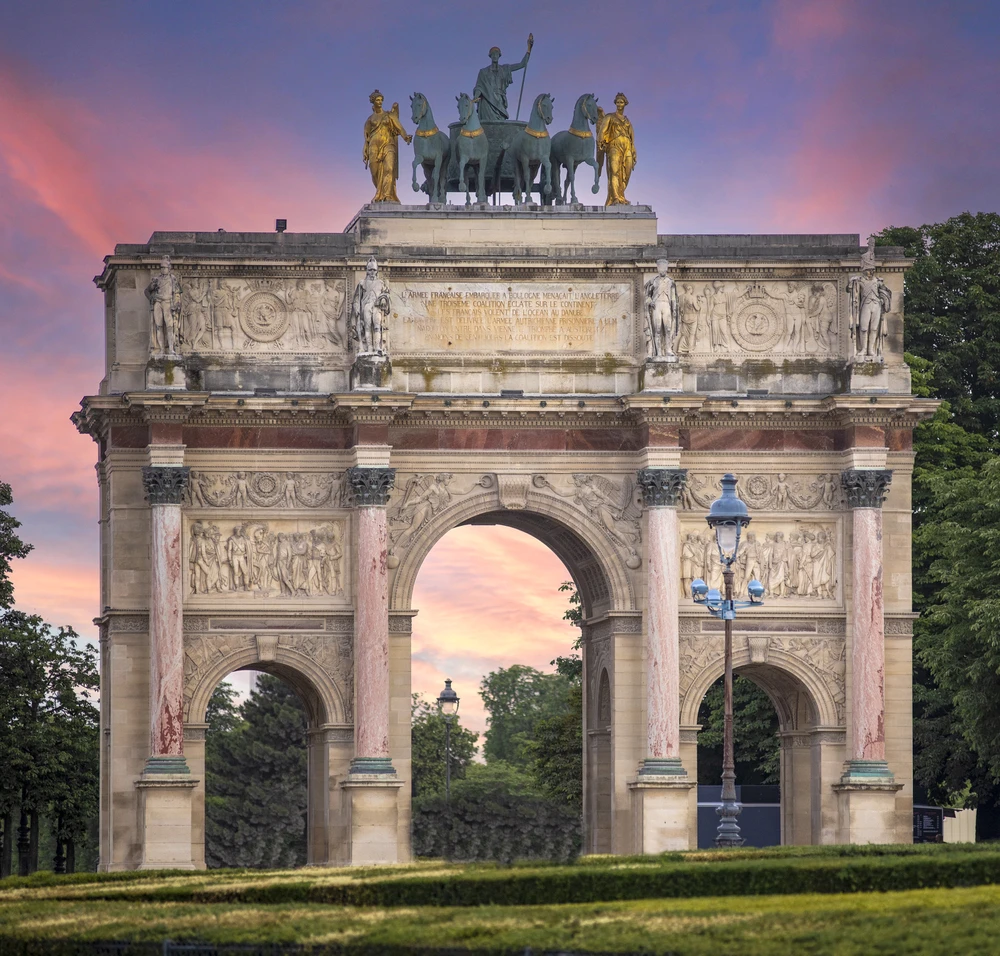 L'arc de triomphe du Louvre / Photo chosen by monsieurdefrance.com: Lifes_Sunday via depositphotos