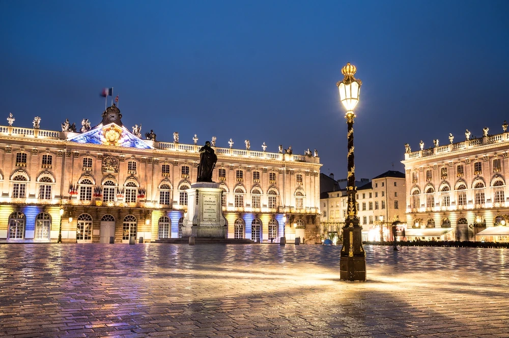 La place Stanislas de nuit / Photo choisie par monsieurdefrance.com shutterstock.