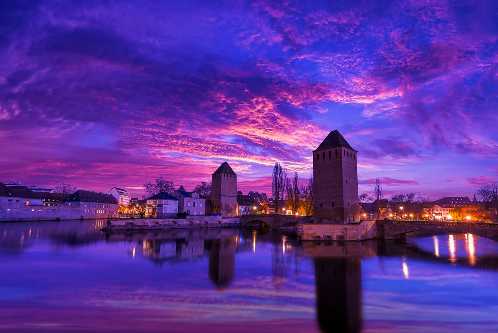 Strasbourg and the fortified bridge / Photo chosen by monsieurdefrance.com : netfalls via depositphotos