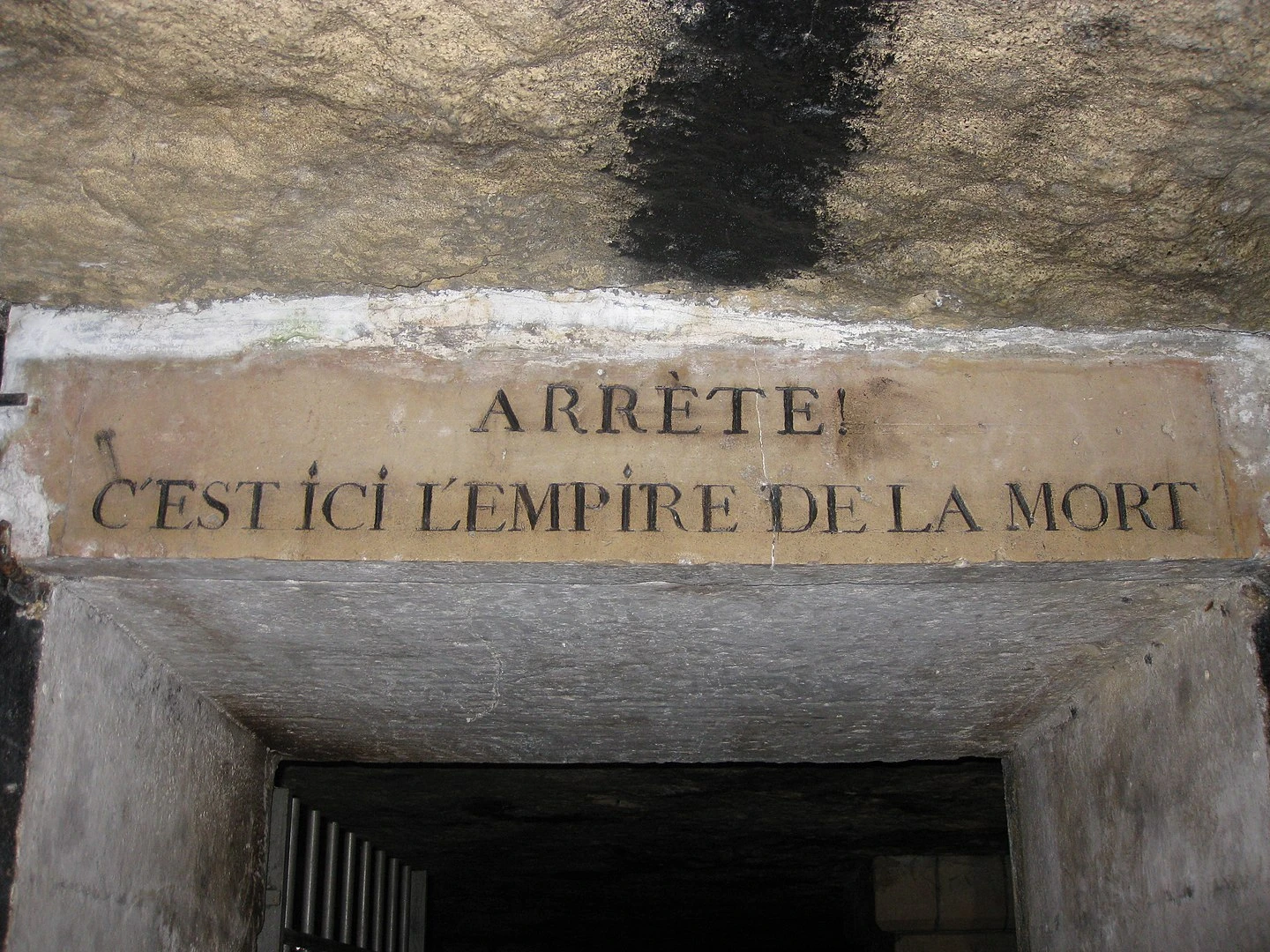We come across monuments and even signs with thought-provoking phrases, such as this one from the Aeneid. Photo chosen by monsieurdefrance.com: By Deror avi - Own work, CC BY-SA 3.0, https://commons.wikimedia.org/w/index.php?curid=6085673
