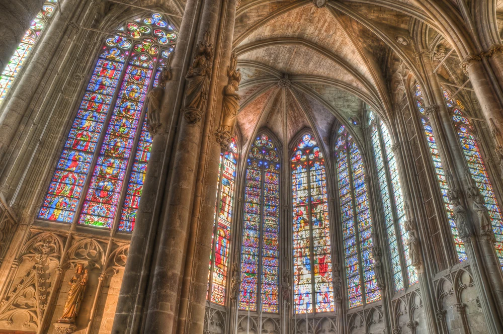 Les magnifiques vitraux de la basilique Saint Nazaire de Carcassonne. Image choisie par monsieurdefrance.com : anibaltrejo via depositphotos.com
