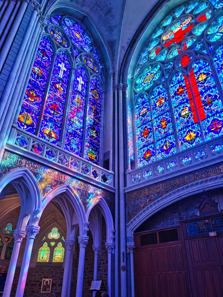Los tonos azules de la Basílica de Notre Dame de Pontmain son magníficos. Foto elegida por monsieurdefrance.com: FranckA123 via depositphotos.com