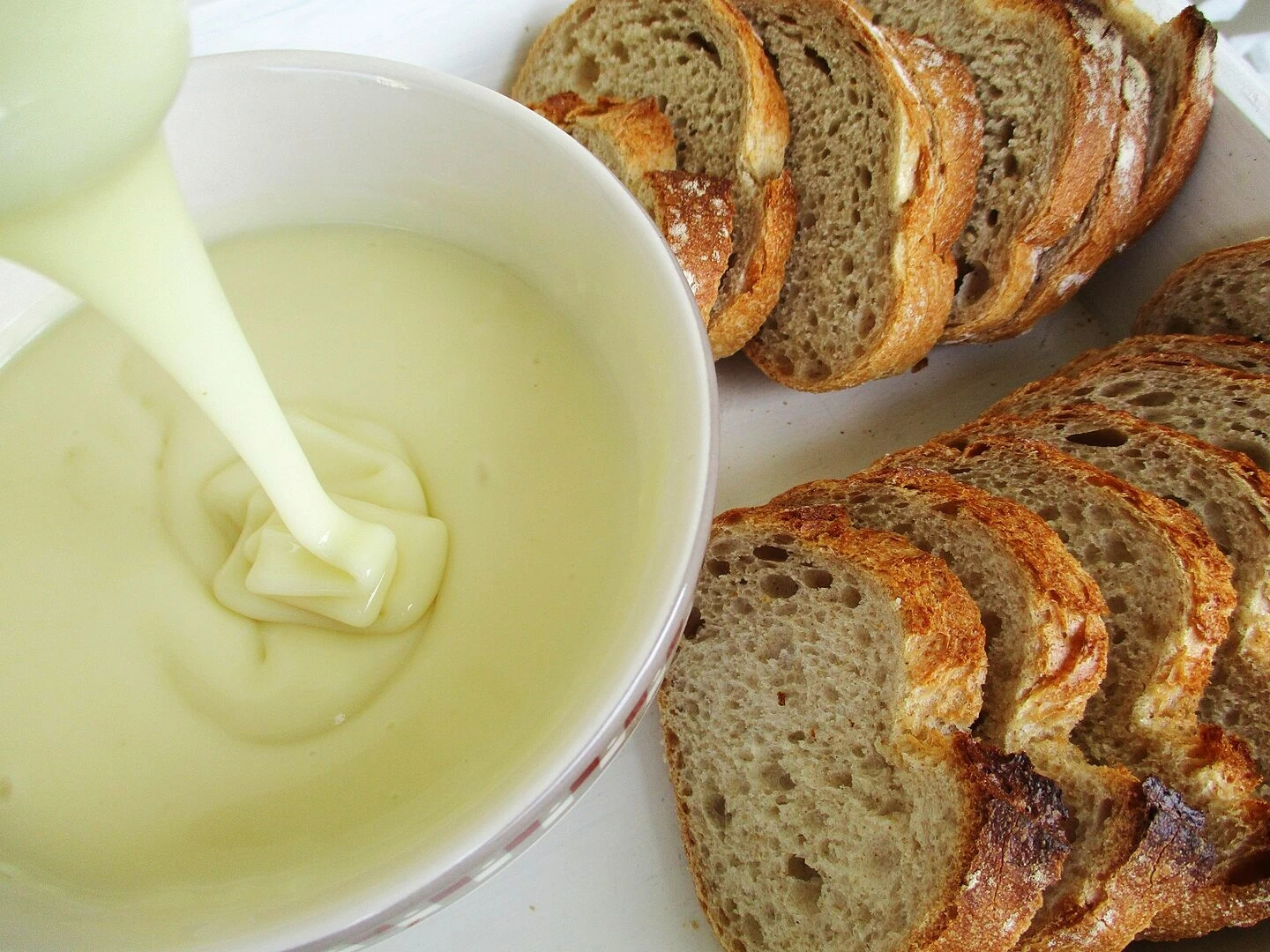 De la cancoillotte avec du pain de campagne ; rien de meilleur ! Photo choisie par monsieurdefrance.com : Par Arnaud 25 — Travail personnel, CC BY-SA 4.0, https://commons.wikimedia.org/w/index.php?curid=61951473