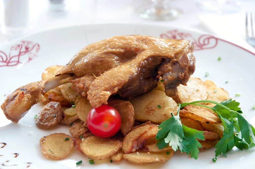 Du confit de canard : cuisse de canard et pommes de terres sautées / Photo choisie par monsieurdefrance.com : LarisaP via depositphotos