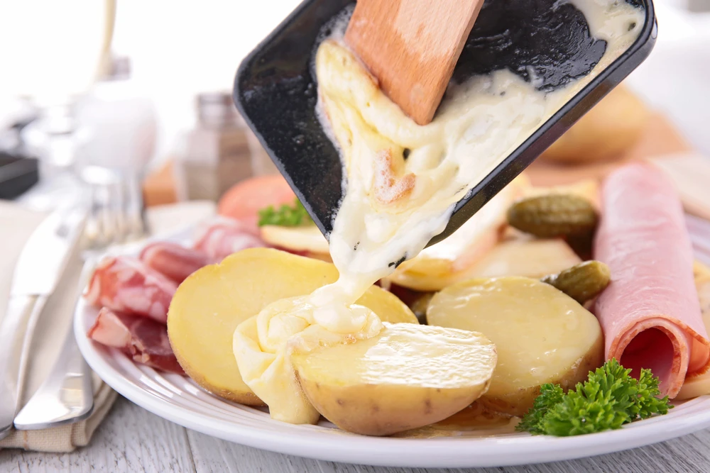 De la raclette. Cliquez sur la photo pour avoir la recette complete / Photo choisie par monsieurdefrance.com : studioM via depositphotos