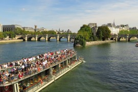 ¿Qué es un bateau-mouche en París?