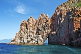Calanques van Piana op Corsica: zee en rode rotsen