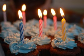 Qui a inventé le gâteau d'anniversaire ?