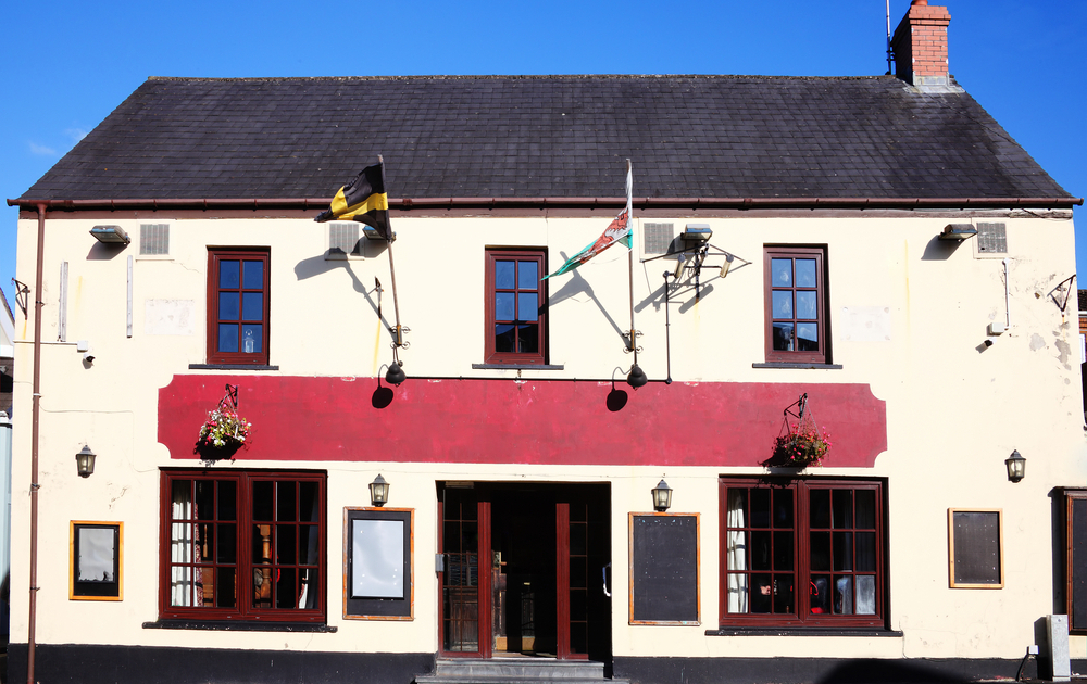 pourquoi on dit on n'est pas sortis de l'auberge
